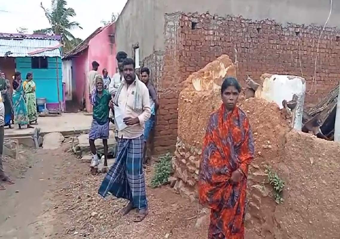 ಕುಸಿದು ಬಿದ್ದ ಮನೆ, ಸೂರು ಇಲ್ಲ, ಆಶ್ರಯವೂ ಇಲ್ಲ ಬೀದಿಗೆ ಬಿದ್ದ ಕುಟುಂಬ..! - News Karnataka
