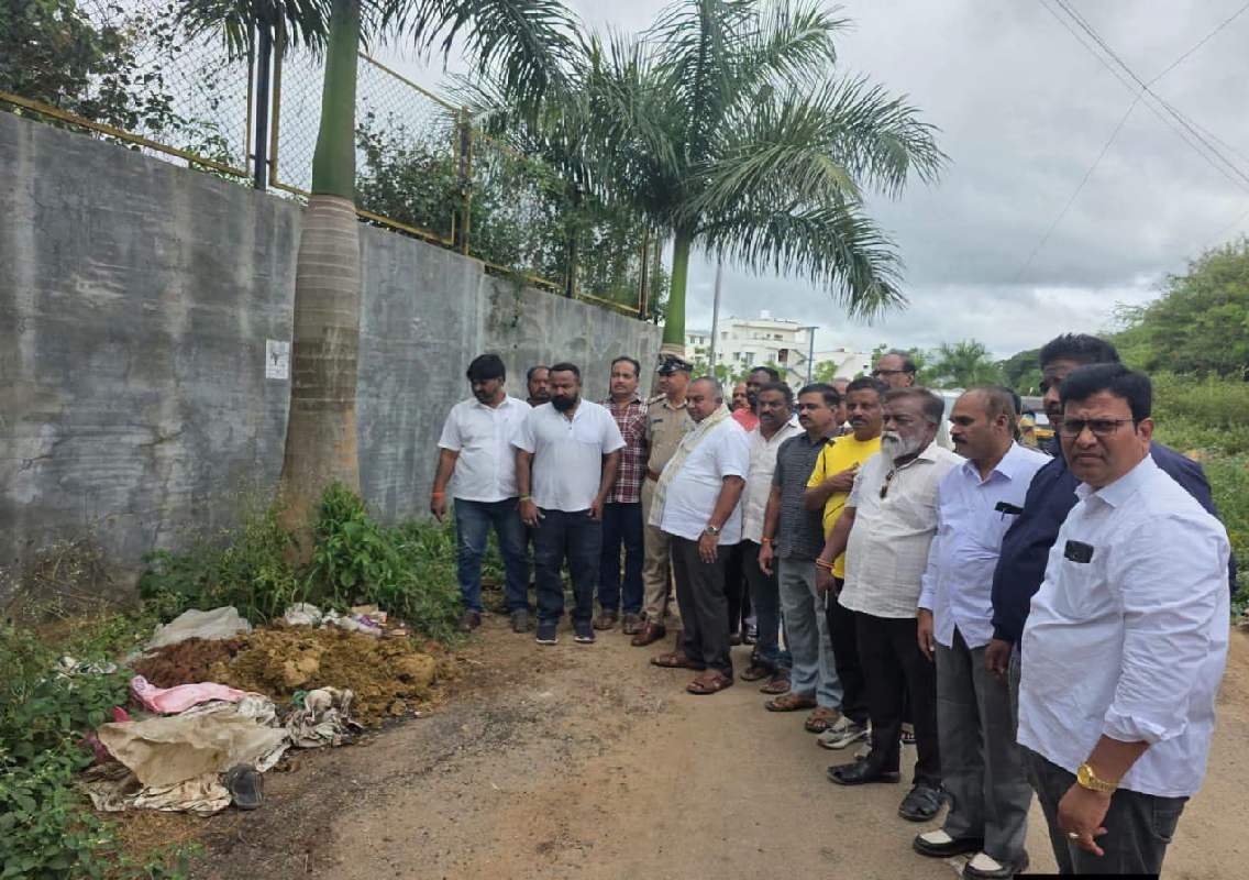 ಮೈಸೂರಿನಲ್ಲಿ ಹಸುವಿನ ತಲೆ–ಮೂಳೆಗಳು ಪತ್ತೆ: ಸ್ಥಳಕ್ಕೆ ಶಾಸಕ ಟಿ.ಎಸ್. ಶ್ರೀವತ್ಸ ಭೇಟಿ - News Karnataka