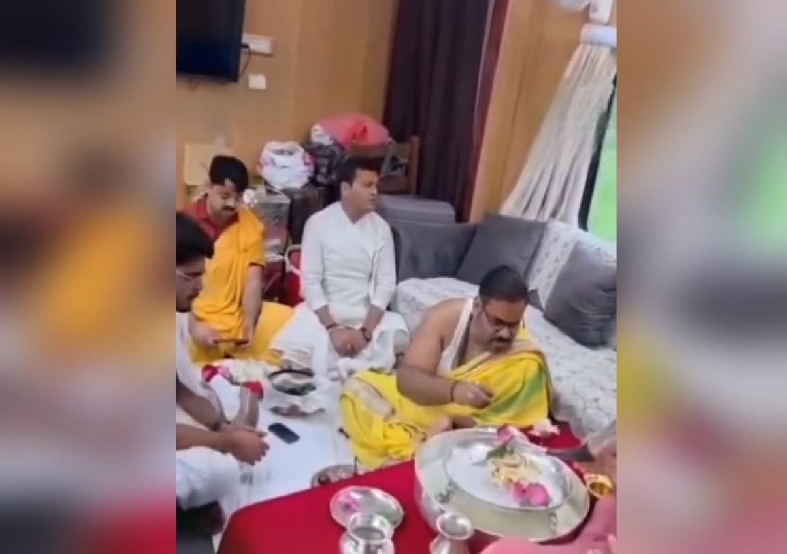 ರೈಲ್ವೆ ಸಲೂನ್ ಕೋಚ್ನಲ್ಲಿ ನಡೆದ ರುದ್ರಾಭಿಷೇಕ ಪೂಜೆ; ವಿಡಿಯೋ ವೈರಲ್! - News Karnataka