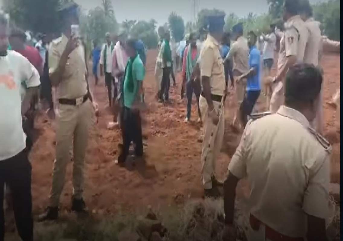 ಬಿಡದಿ ಟೌನ್ಶಿಪ್ ಜಟಾಪಟಿ – ಸರ್ವೆಗೆ ಬಂದ ಅಧಿಕಾರಿಗಳಿಗೆ ಪೊರಕೆ ಏಟು! - News Karnataka
