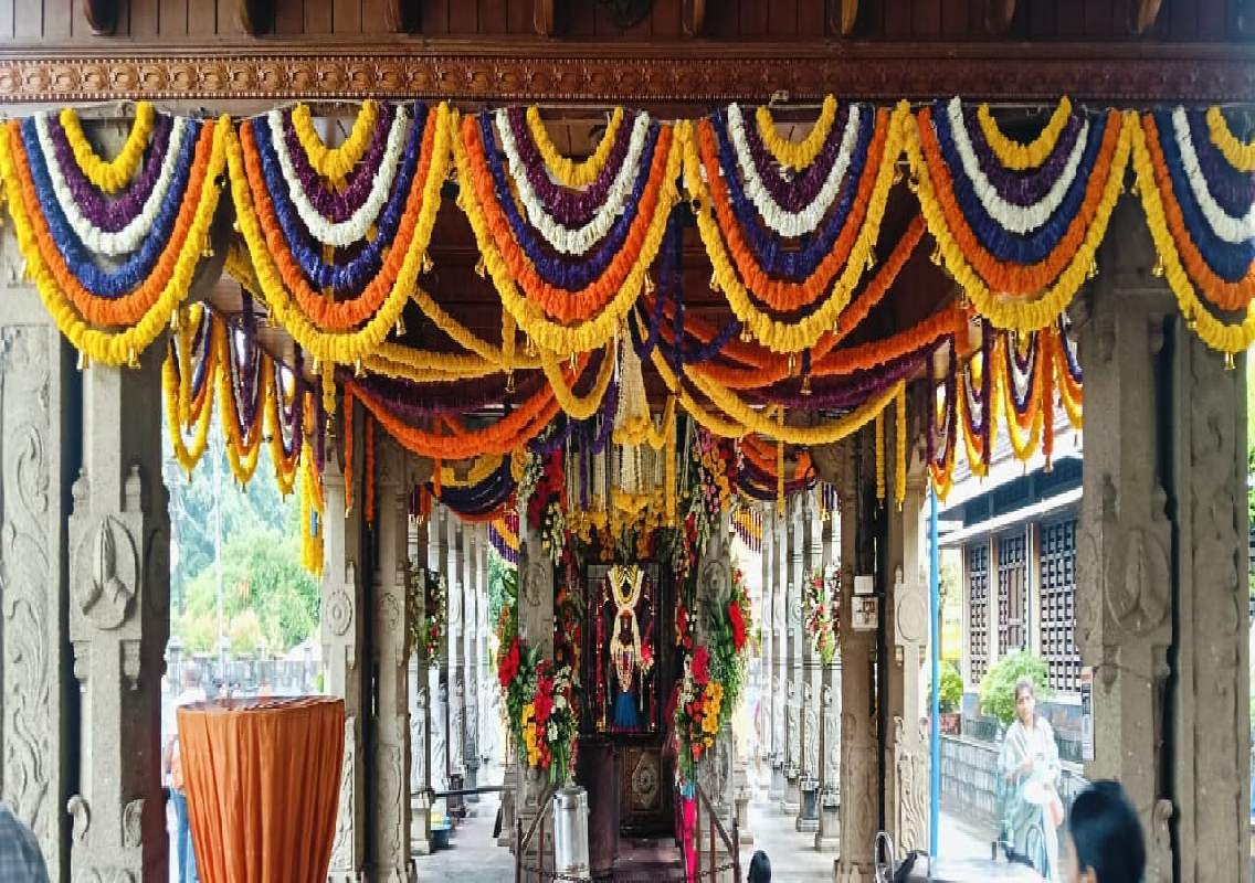 ಅಂಬಲಪಾಡಿ ಮಹಾಕಾಳಿ ಸನ್ನಿಧಿಯಲ್ಲಿ ಪುಷ್ಪ ವೈಭವ: ಭಕ್ತರನ್ನು ಸೆಳೆದ ಚಿಕ್ಕಬಳ್ಳಾಪುರದ ಭಕ್ತರ ಸೇವೆ - News Karnataka