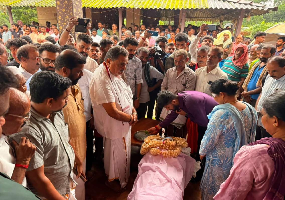 ಕಕ್ಯೆಪದವು ನಿವಾಸಿ ಲಾವಣ್ಯ ಅವರ ನಿವಾಸಕ್ಕೆ ಭೇಟಿ ನೀಡಿದ ಮಾಜಿ ಸಚಿವ ಬಿ. ರಮಾನಾಥ ರೈ – ಅಂತಿಮ ನಮನ - News Karnataka