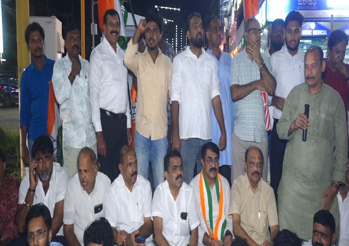 ದೆಹಲಿಯಲ್ಲಿ ರಾಹುಲ್, ಪ್ರಿಯಾಂಕಾ ಗಾಂಧಿಯನ್ನು ಬಂಧಿಸಿದ ಹಿನ್ನೆಲೆ ಮಂಗಳೂರಿನಲ್ಲಿ ಕಾಂಗ್ರೆಸ್ ನಿಂದ ಪ್ರತಿಭಟನೆ - News Karnataka