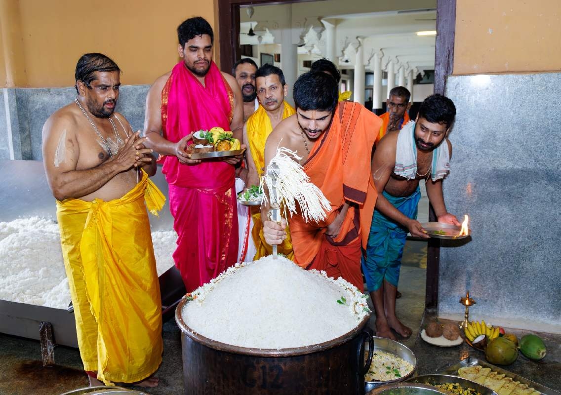 ಶೀರೂರು ಮಠದ ಪೂರ್ವ ಯತಿ ಲಕ್ಷ್ಮೀವರ ತೀರ್ಥರ ಆರಾಧನೆ: ಶ್ರೀಕೃಷ್ಣ ಮಠದಲ್ಲಿ ಪಲ್ಲಪೂಜೆ - News Karnataka
