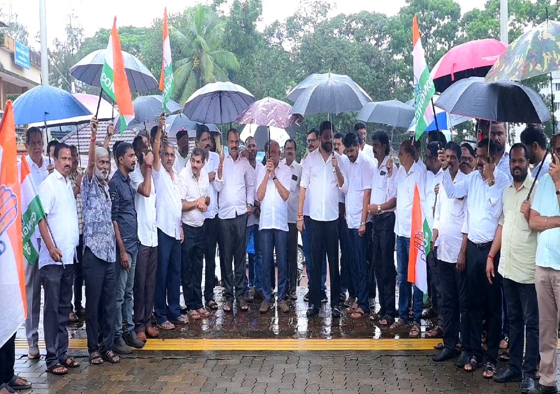 ಮಂಗಳೂರು : ರಾಹುಲ್ ಗಾಂಧಿ, ಪ್ರಿಯಾಂಕಾ ಗಾಂಧಿ ಬಂಧನ ಖಂಡಿಸಿ ಬೆದ್ರ ಕಾಂಗ್ರೆಸ್ ಪ್ರತಿಭಟನೆ - News Karnataka