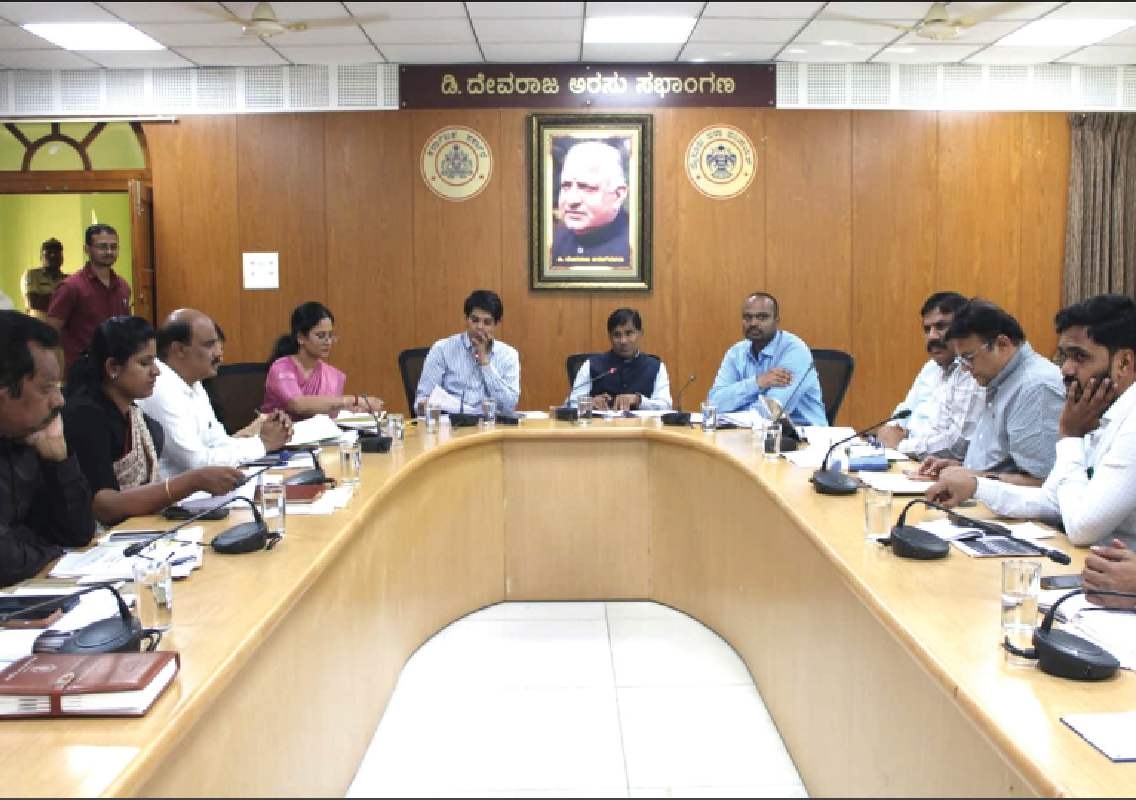ಮೈಸೂರು: ಜಿಲ್ಲಾ ಉಸ್ತುವಾರಿ ಕಾರ್ಯದರ್ಶಿಯವರ ಅಧ್ಯಕ್ಷತೆಯಲ್ಲಿ ಬರ ನಿರ್ವಹಣಾ ಸಭೆ - News Karnataka