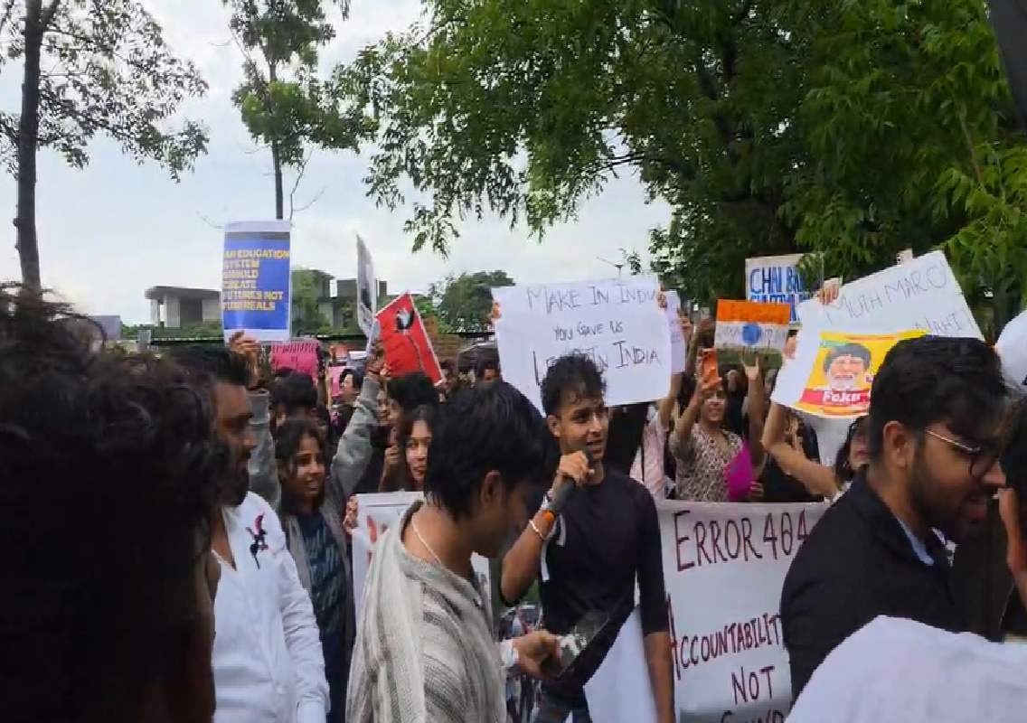 ನೀಟ್ ಪ್ರಶ್ನೆಪತ್ರಿಕೆ ಸೋರಿಕೆ ಖಂಡಿಸಿ ಮಣಿಪಾಲದಲ್ಲಿ ರಸ್ತೆಗಿಳಿದು ಪ್ರತಿಭಟಿಸಿದ ವಿದ್ಯಾರ್ಥಿಗಳು - News Karnataka