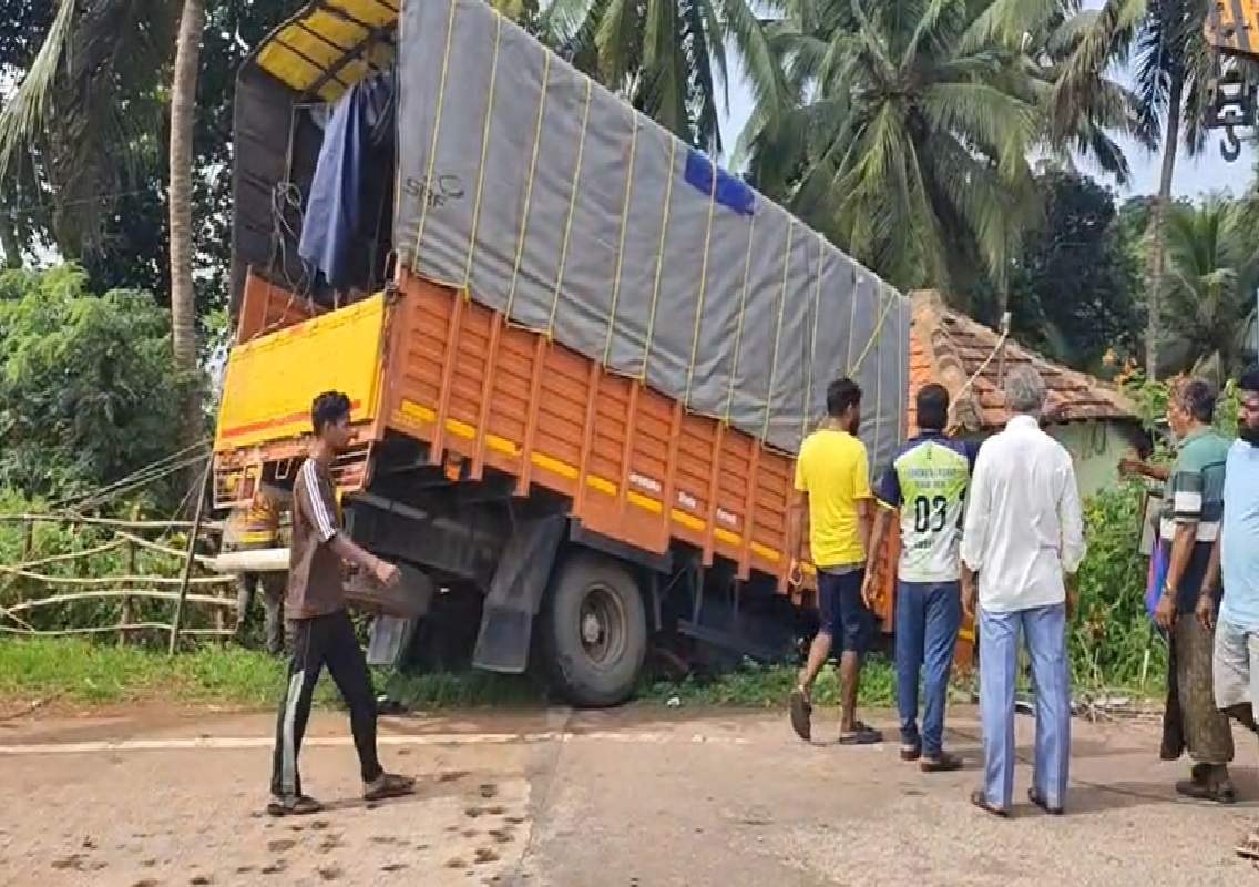 ಪೆರಂಪಳ್ಳಿ: ಮನೆ ಅಂಗಳಕ್ಕೆ ನುಗ್ಗಿದ ಈಚರ್ ಲಾರಿ- ತಪ್ಪಿದ ಭಾರೀ ಅನಾಹುತ! - News Karnataka