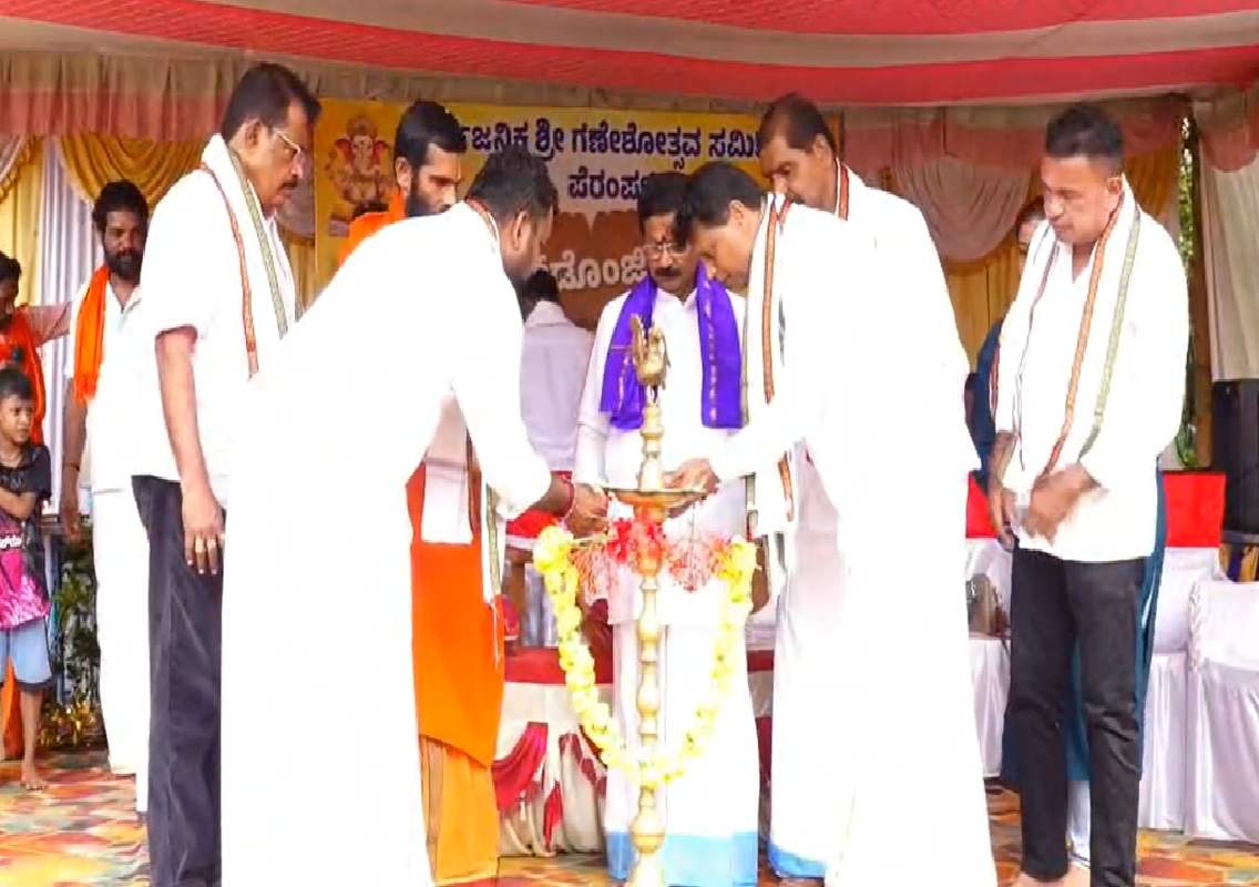 ಪೆರಂಪಳ್ಳಿಯಲ್ಲಿ ಕೆಸರ್ ಡೊಂಜಿ ಸಂಭ್ರಮ: ಕೆಸರಿನಲ್ಲಿ ಮಿಂದೆದ್ದ ಯುವಜನತೆ - News Karnataka