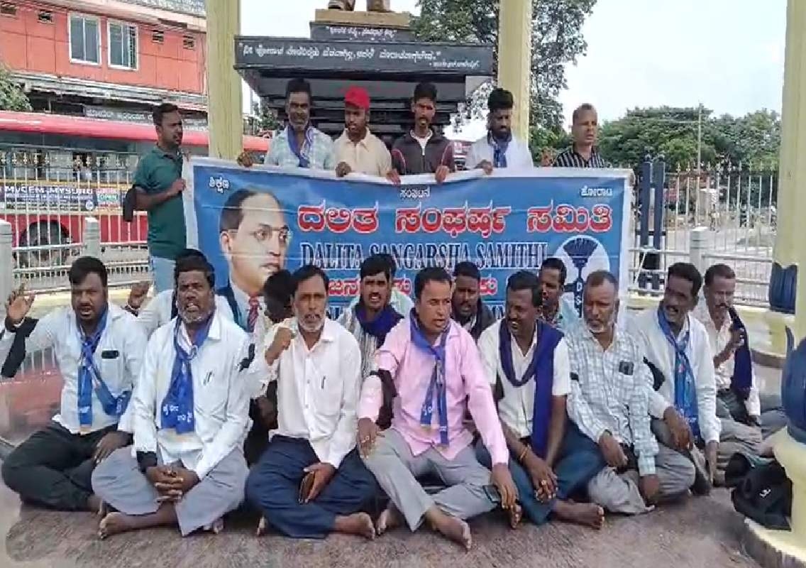 ವಿದ್ಯಾರ್ಥಿಗಳ ಮೇಲೆ ಪೊಲೀಸರ ದೌರ್ಜನ್ಯ ಖಂಡಿಸಿ, ಕಪ್ಪು ಪಟ್ಟಿ ಧರಿಸಿ ದಸಂಸ ಪ್ರತಿಭಟನೆ - News Karnataka