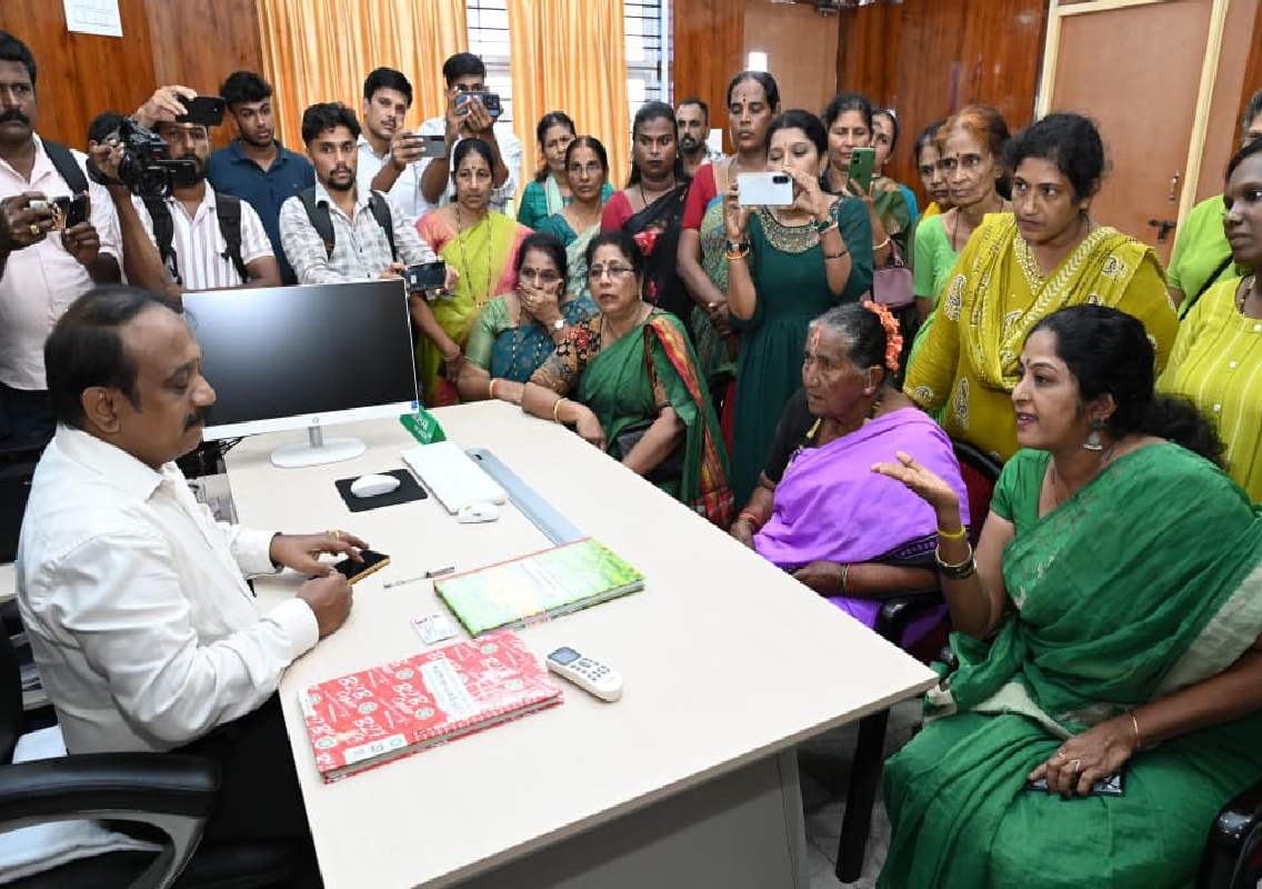 ಎಪಿಎಂಸಿ ಕಾರ್ಯದರ್ಶಿ ಸಿ,ಹೆಚ್ ,ಮೋಹನ್ ವಿರುದ್ಧ ಲೈಂಗಿಕ ಕಿರುಕುಳ ಆರೋಪ ; ಕಚೇರಿಗೆ ನುಗ್ಗಿ ಅಧಿಕಾರಿಯ ಗ್ರಹಚಾರ ಬಿಡಿಸಿದ ಪ್ರತಿಭಾ ಕುಳಾಯಿ ನೇತೃತ್ವದ ಮಹಿಳಾ ತಂಡ - News Karnataka