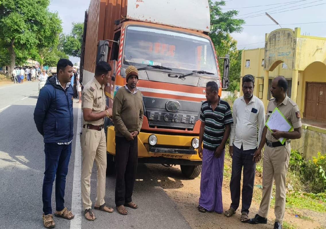 ಅಕ್ರಮವಾಗಿ ಕಸಾಯಿಖಾನೆಗೆ ಸಾಗಿಸುತ್ತಿದ್ದ 60ಕ್ಕೂ ಹೆಚ್ಚು ಜಾನುವಾರು ರಕ್ಷಣೆ; ಓರ್ವ ಕ್ಲೀನರ್ ಬಂಧನ, ಇಬ್ಬರು ಚಾಲಕರು ಪರಾರಿ - News Karnataka
