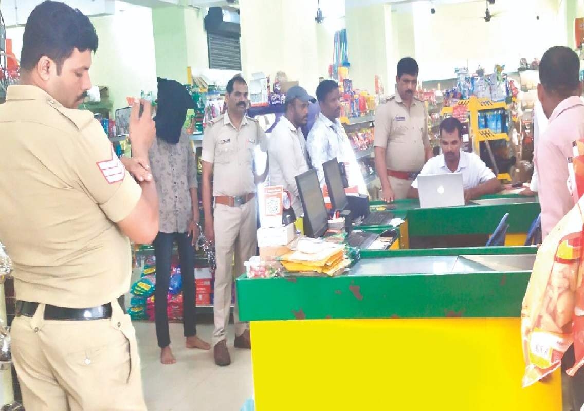 ಮಂಗಳೂರು : ಲಾವಣ್ಯಾ ಕೊಲೆಗೆ ಬಳಸಿದ್ದ ಕತ್ತಿ ಖರೀದಿ ಕೇಂದ್ರ ಮಹಜರು - News Karnataka