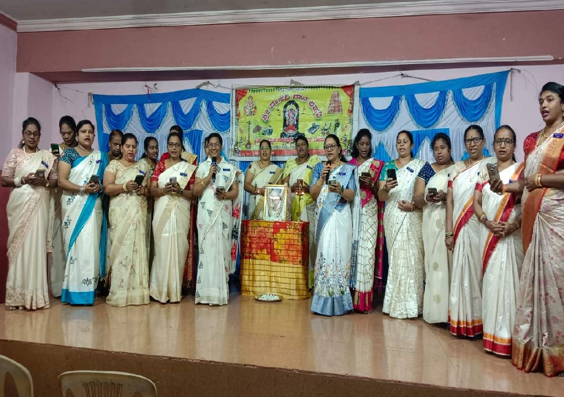 "ಗಾನ ಕೋಗಿಲೆ" ಎಸ್.ಜಾನಕಿ ಅಮ್ಮನವರಿಗೆ ವಾಸವಿ ಗಾನ ಲಹರಿಯ ಭಾವಪೂರ್ಣ ಶ್ರದ್ಧಾಂಜಲಿ - News Karnataka