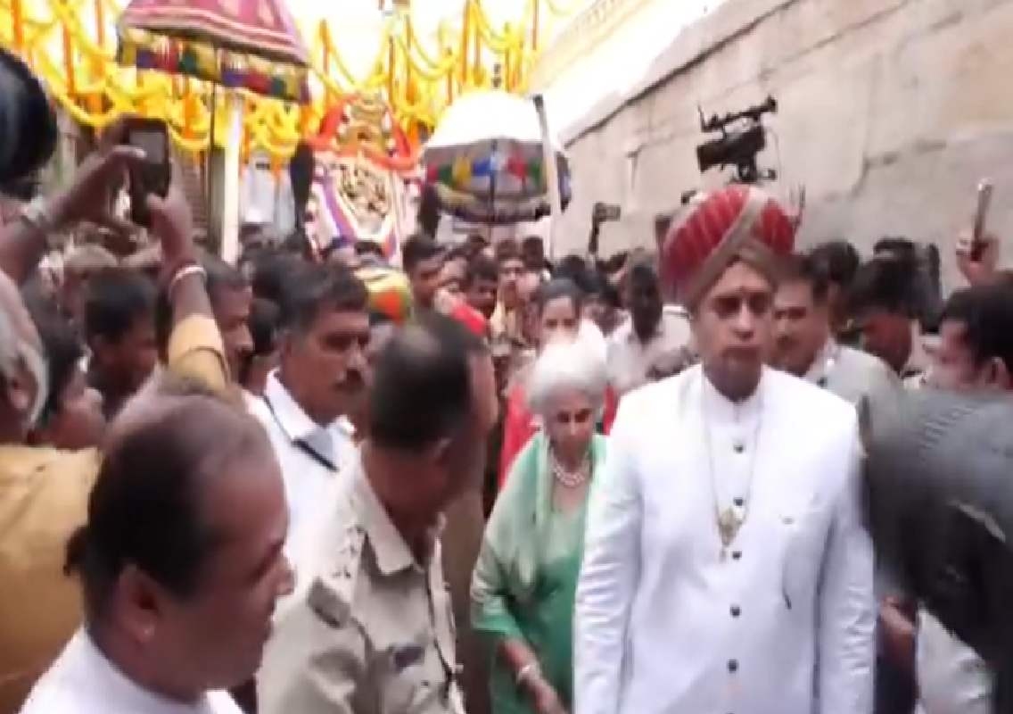 ಚಾಮುಂಡೇಶ್ವರಿ ವರ್ಧಂತಿ ಮಹೋತ್ಸವ, ಚಾಮುಂಡಿಬೆಟ್ಟದಲ್ಲಿ ಚಿನ್ನದ ಪಲ್ಲಕ್ಕಿ ಉತ್ಸವ; ಯದುವೀರ್ ರಿಂದ ಚಾಲನೆ! - News Karnataka