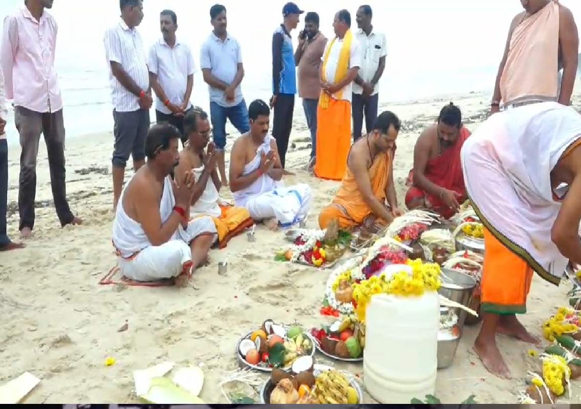 ಗಂಗೊಳ್ಳಿ: ಮತ್ಸ್ಯ ಕ್ಷಾಮ ನೀಗಿ ಸಮೃದ್ಧ ಮೀನುಗಾರಿಕೆ ಆಗಲಿ- ಮೀನುಗಾರರಿಂದ ಸಮುದ್ರರಾಜನಿಗೆ ವಿಶೇಷ ಪೂಜೆ - News Karnataka