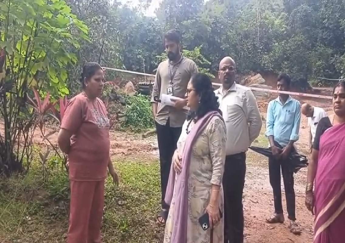 ಕಾರ್ಕಳ ರೆಂಜಾಳದಲ್ಲಿ ಭೂಕುಸಿತದ ಆತಂಕ- ಡಿಸಿ ಸ್ವರೂಪಾ ಟಿ.ಕೆ ಭೇಟಿ, ಪರಿಶೀಲನೆ - News Karnataka