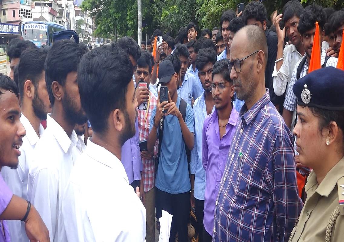 ಮಂಗಳೂರು:ರಾಜ್ಯದಲ್ಲಿ ಸರ್ಕಾರಿ ಕಾಲೇಜುಗಳಲ್ಲಿ ಉಪನ್ಯಾಸಕರ ನೇಮಕ ವಿಳಂಬ ಖಂಡಿಸಿ ಕ್ಲಾಕ್ ಟವರ್ ಬಳಿ ಪ್ರತಿಭಟನೆ! - News Karnataka