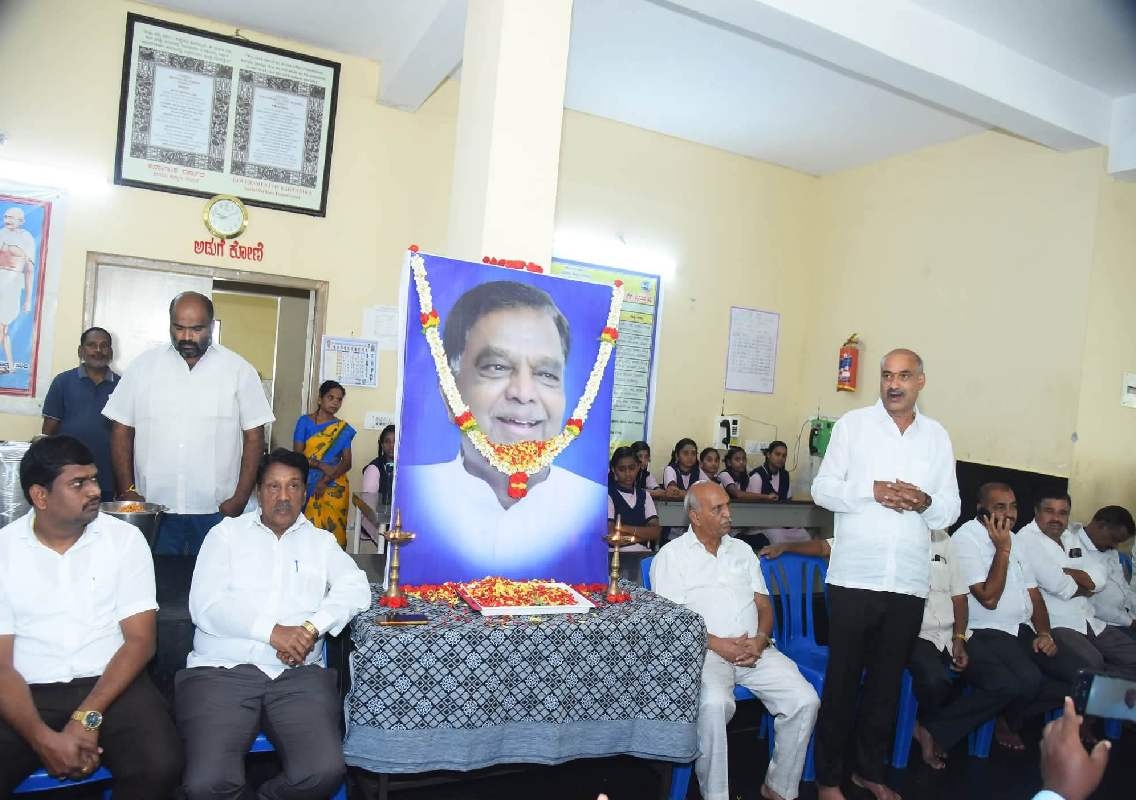 ಪ್ರತಿಭಾನ್ವಿತ ಬಾಲಕಿಯರ ವಸತಿ ಶಾಲೆಯಲ್ಲಿ ವಿ. ಶ್ರೀನಿವಾಸ್ ಪ್ರಸಾದ್ 79ನೇ ಜನ್ಮದಿನ ಆಚರಣೆ - News Karnataka