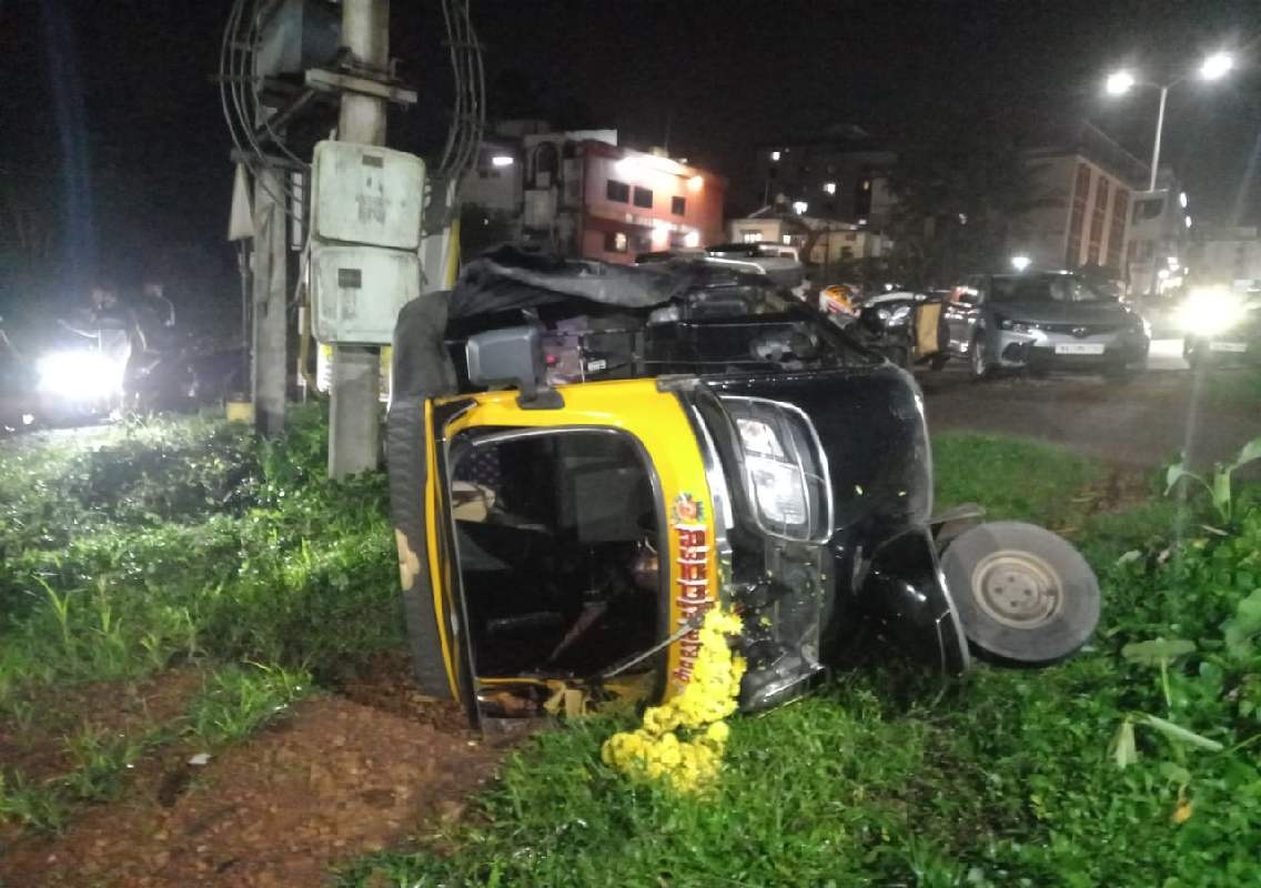ಮಣಿಪಾಲ: ಕುಡಿಯುವ ನೀರಿನ ಪಂಪ್ಹೌಸ್ ಬಳಿ ಆಟೋ ಪಲ್ಟಿ- ತಾಯಿ ಮಗುವಿಗೆ ಗಾಯ - News Karnataka