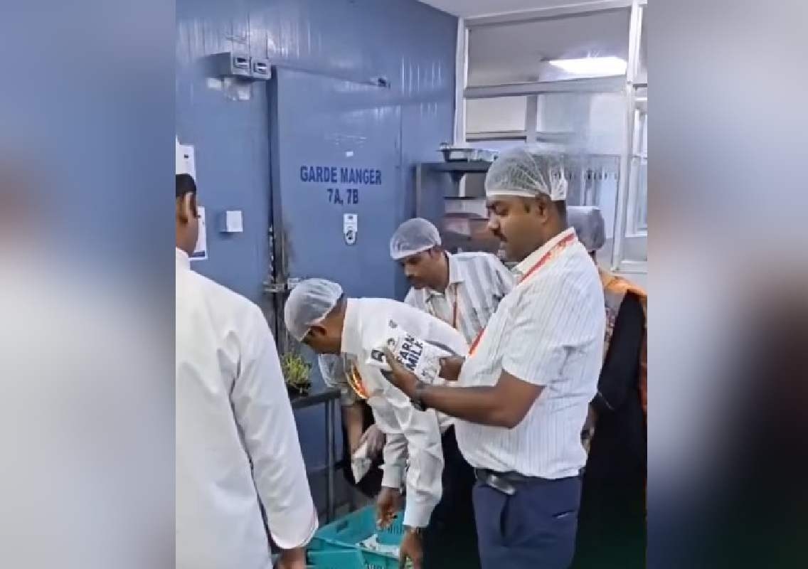 ಬೆಂಗಳೂರು ಹೋಟೆಲ್ಗಳ ಮೇಲೆ ಫುಡ್ ಸೇಫ್ಟಿ ಅಧಿಕಾರಿಗಳ ದಾಳಿ - News Karnataka