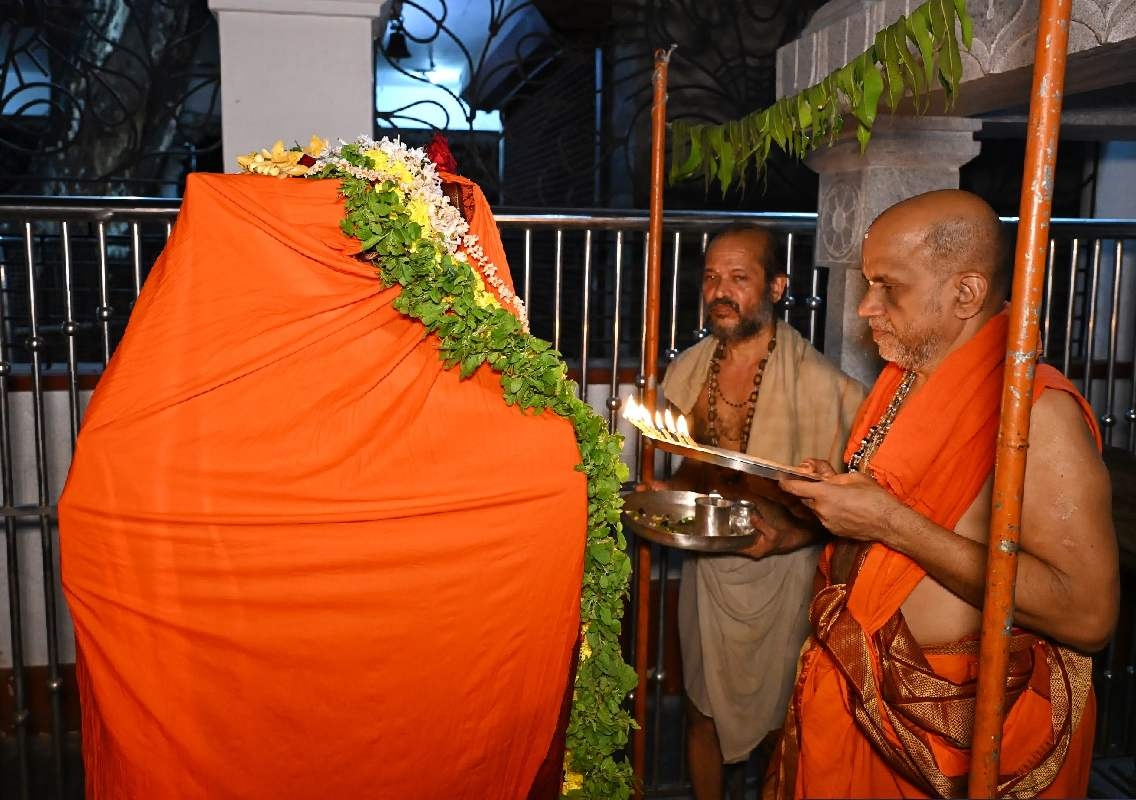 ಶ್ರೀ ಸುಜ್ಞಾನೇಂದ್ರ ತೀರ್ಥರ ಆರಾಧನೆ: ವೃಂದಾವನಕ್ಕೆ ವಿಶೇಷ ಪೂಜೆ - News Karnataka