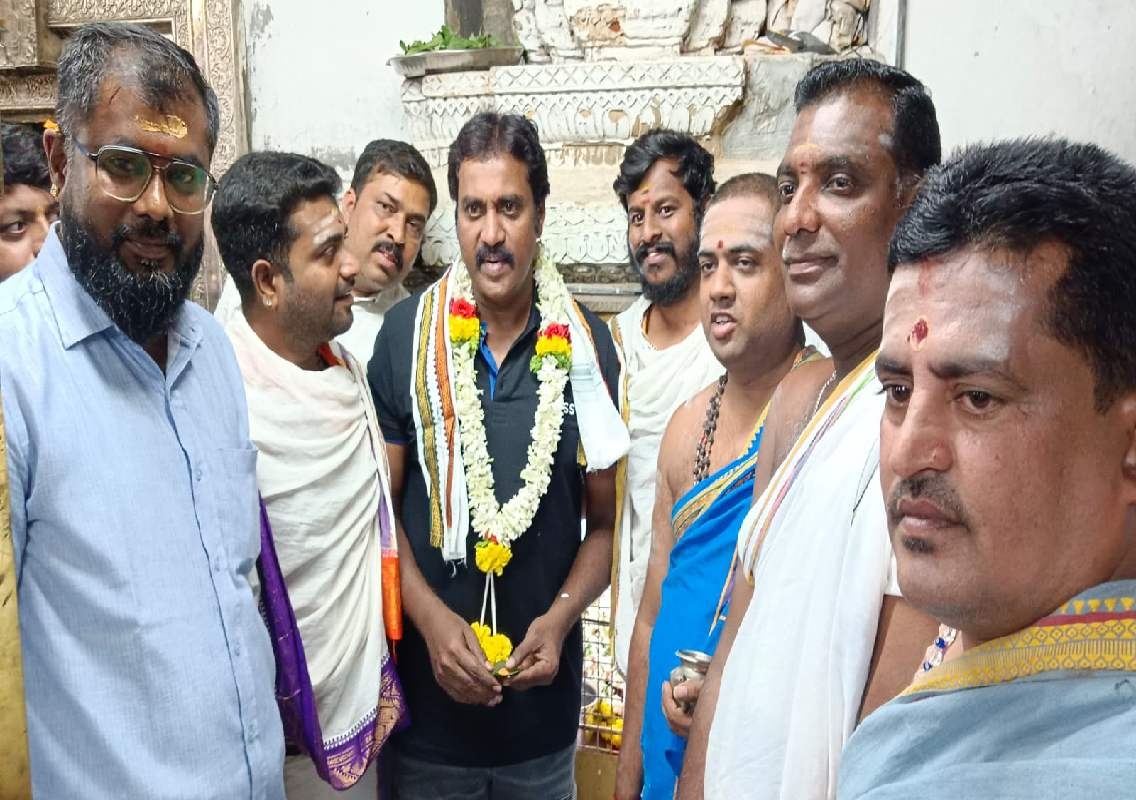 ನಂಜುಂಡೇಶ್ವರನ ದರ್ಶನ ಪಡೆದ ತೆಲುಗು ನಟ ಸುನೀಲ್…! - News Karnataka