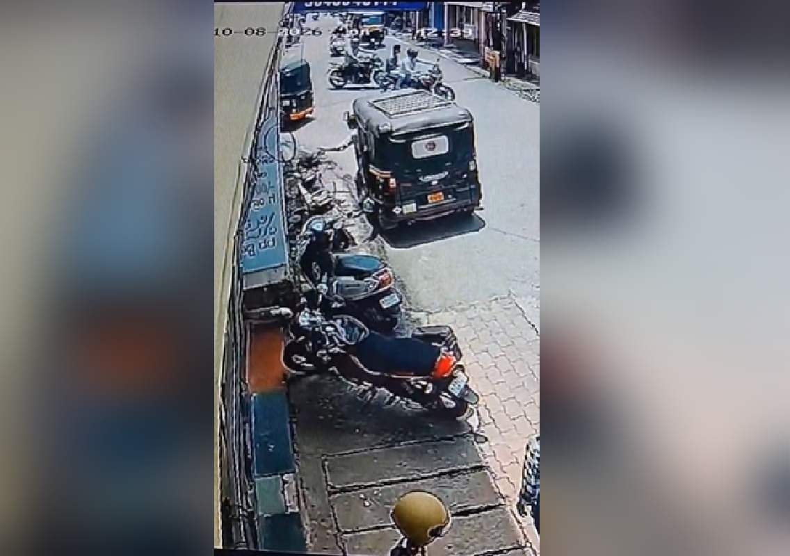 ಆಟೋದಲ್ಲಿ ಬಂದು ಬೈಕ್ನಲ್ಲಿದ್ದ ಹೆಲ್ಮೆಟ್ ಕಳವು - News Karnataka