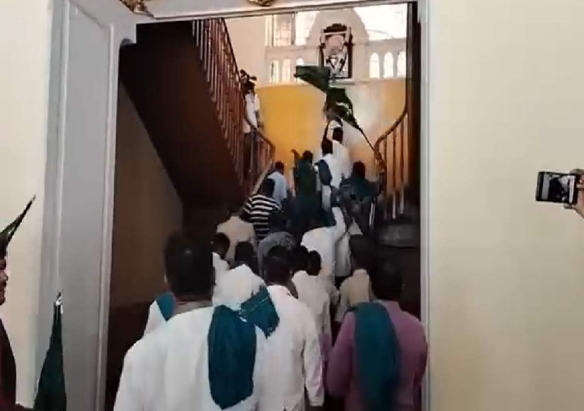 ಮೈಸೂರಲ್ಲಿ ರೈತರ ಪ್ರತಿಭಟನೆ, ಕಾಡಾ ಕಛೇರಿಗೆ ಮುತ್ತಿಗೆ; ನಾಳಿನ ಬಂದ್ ಗೆ ಬೆಂಬಲ! - News Karnataka