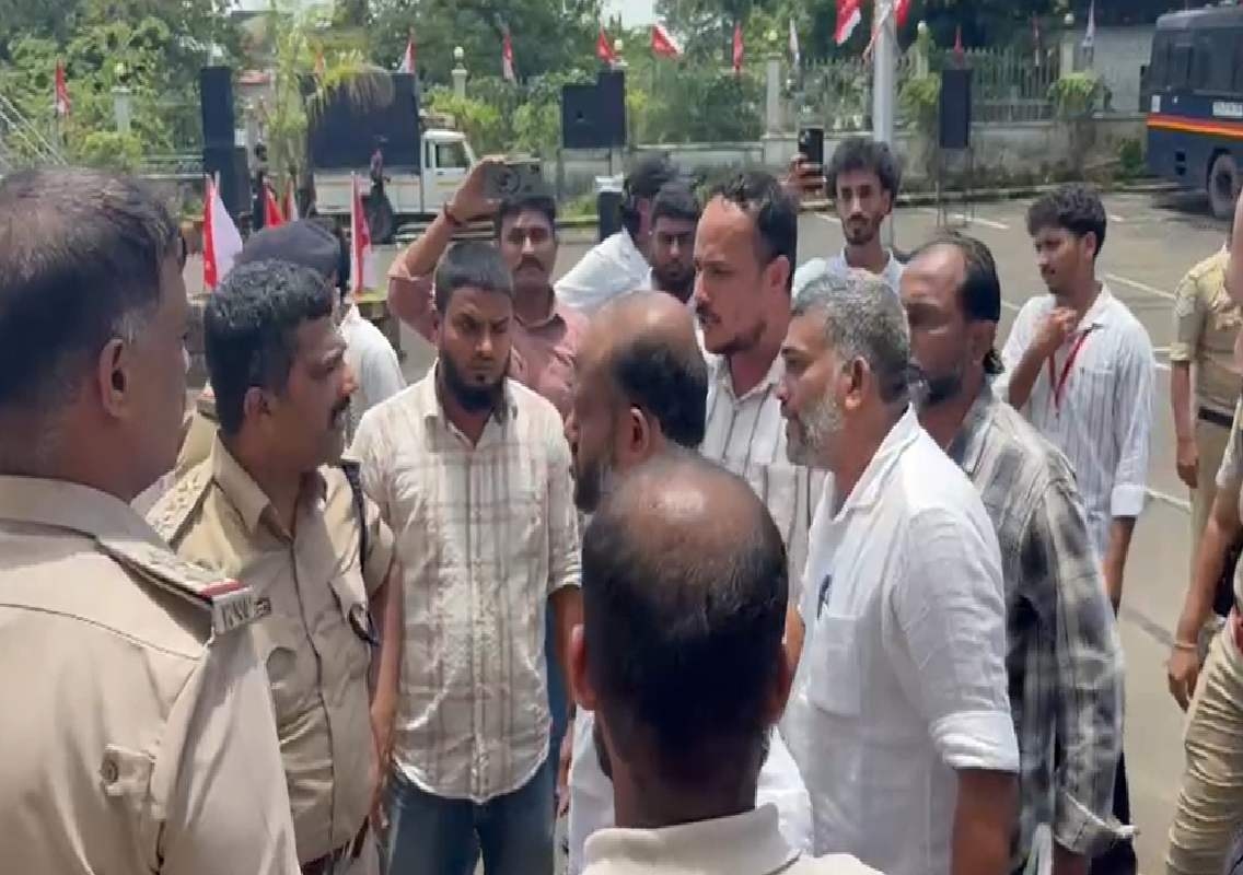 ಮನಪಾ & ಪೊಲೀಸರ ವಿರುದ್ಧ SDPI ನಾಯಕರ ಆಕ್ರೋಶ, ರಸ್ತೆಯಲ್ಲಿ ಕೂತು ಧರಣಿ! - News Karnataka