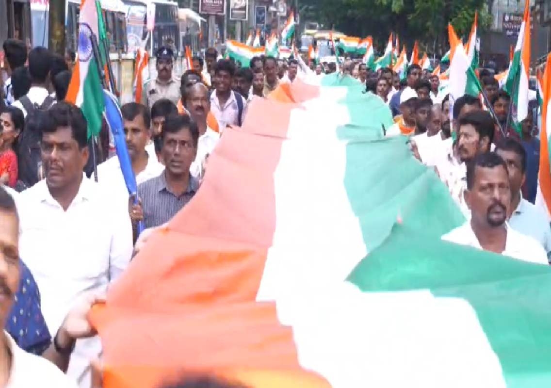 150 ಮೀಟರ್ ರಾಷ್ಟ್ರಧ್ವಜದೊಂದಿಗೆ ಕುಂದಾಪುರದಲ್ಲಿ ಭವ್ಯ ಪಥಸಂಚಲನ - News Karnataka