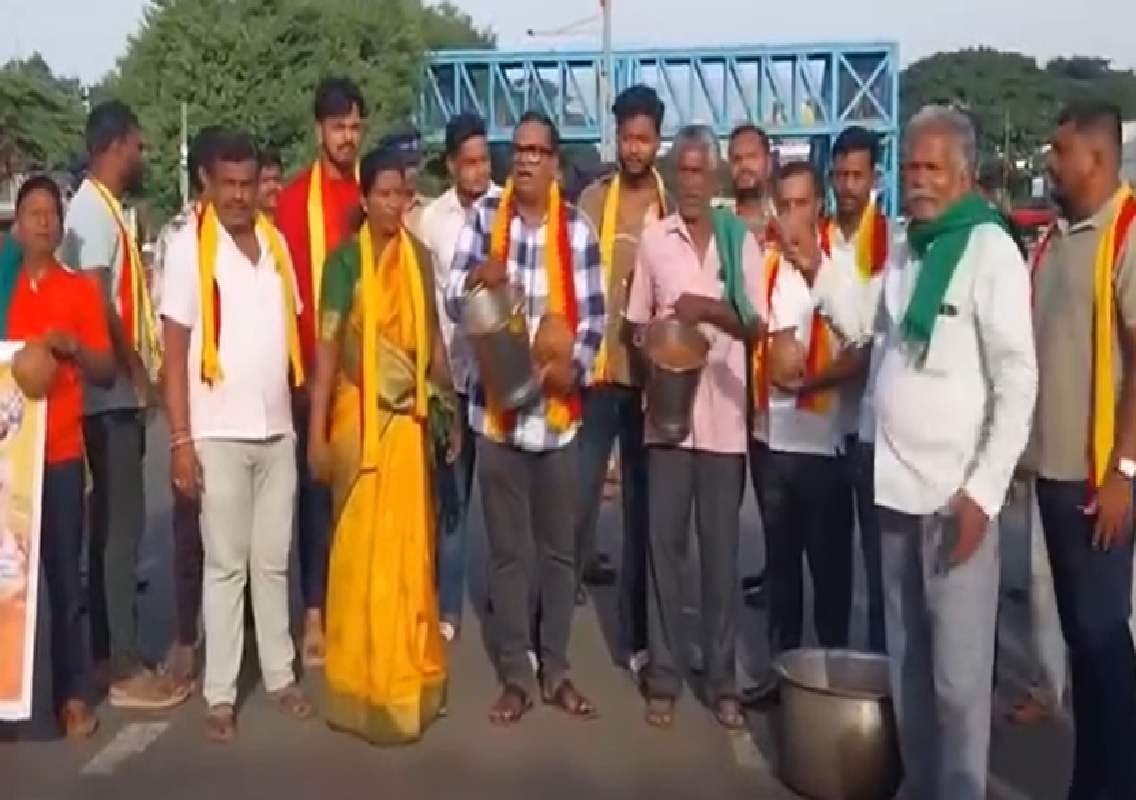 ಹುರಳಿ ಕಾಳು ಬೇಯಿಸಿ, ಖಾಲಿ ಮಡಿಕೆ ಹಿಡಿದು ಪ್ರತಿಭಟನೆ! - News Karnataka