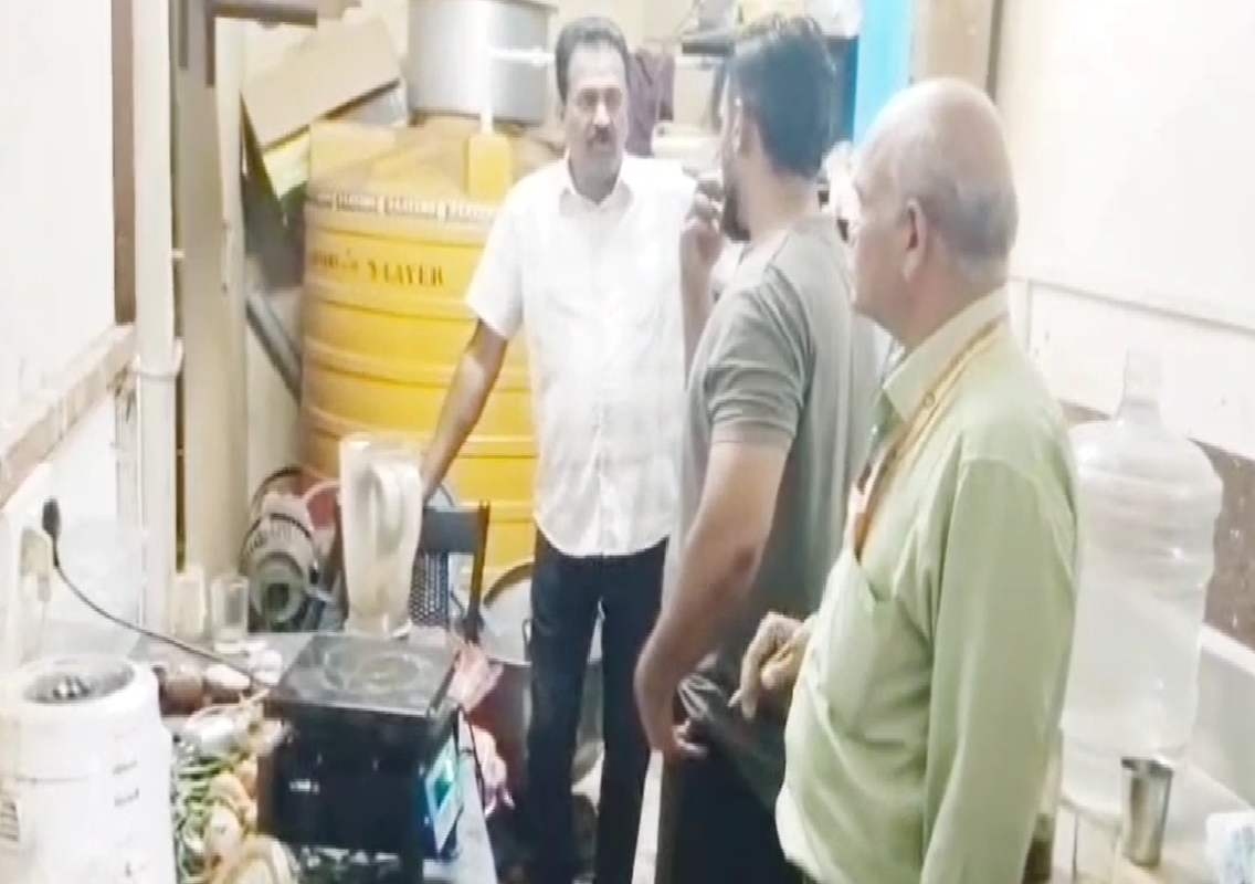 ಮೈಸೂರಿನಲ್ಲಿ ಹೋಟೇಲ್ಗಳ ಮೇಲೆ ಆಹಾರ ಸುರಕ್ಷತಾ ಅಧಿಕಾರಿಗಳ ಕಾರ್ಯಾಚರಣೆ! - News Karnataka