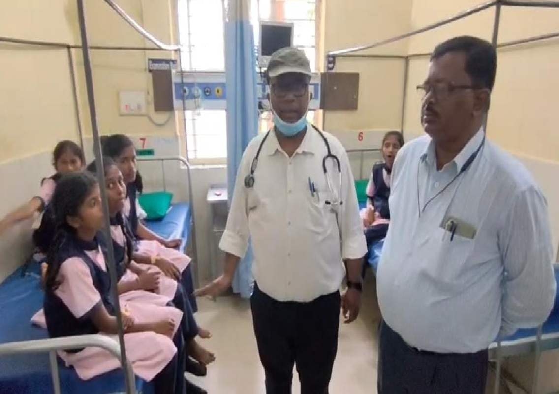 ವಸತಿ ಶಾಲೆಯಲ್ಲಿ ವಿಷಾಹಾರ ಸೇವನೆ ಶಂಕೆ – 12 ವಿದ್ಯಾರ್ಥಿಗಳು ಆಸ್ಪತ್ರೆಗೆ ದಾಖಲು! - News Karnataka
