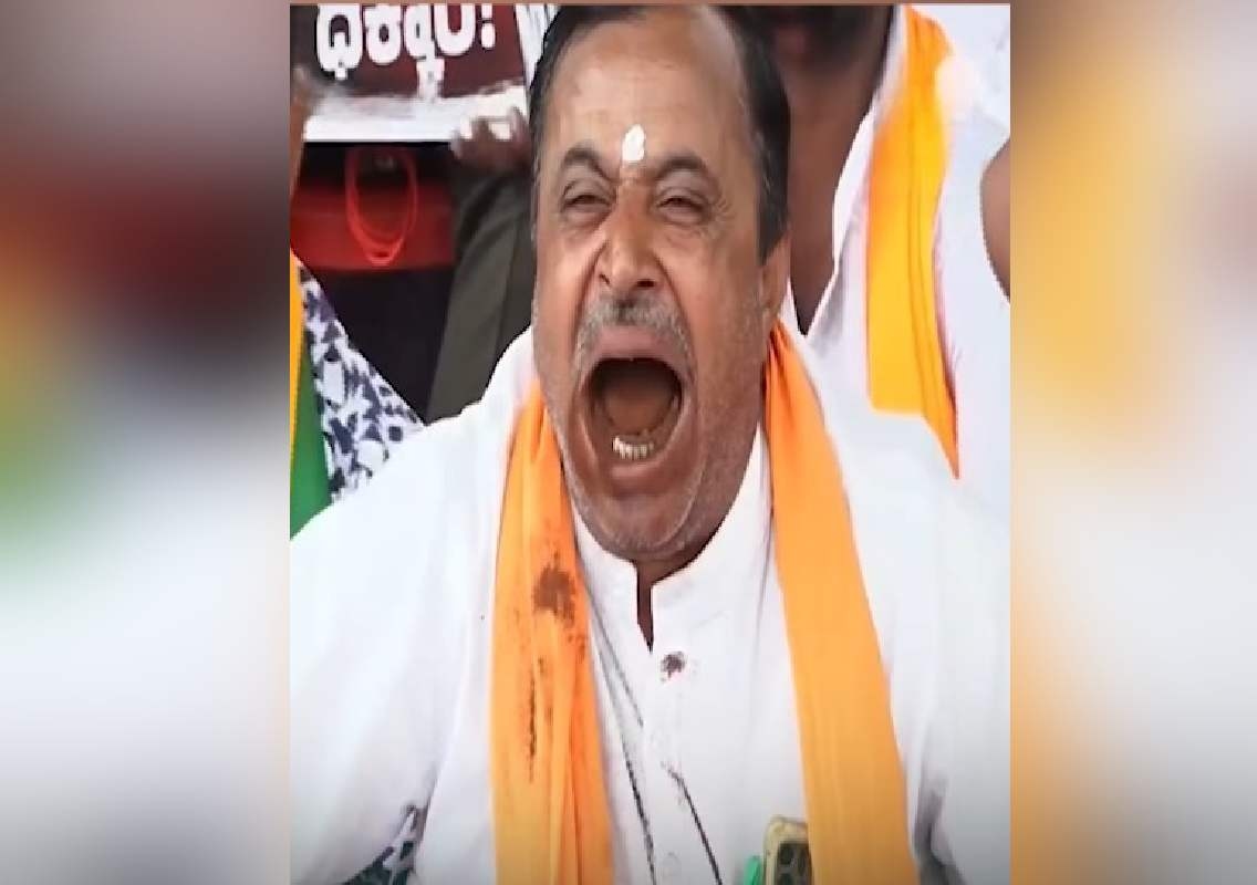 ಮಂಡ್ಯದಲ್ಲಿ ಕಾವೇರಿಗಾಗಿ ಮಣ್ಣು ತಿಂದು ಬಿಜೆಪಿ ಮುಖಂಡರ ಪ್ರತಿಭಟನೆ - News Karnataka