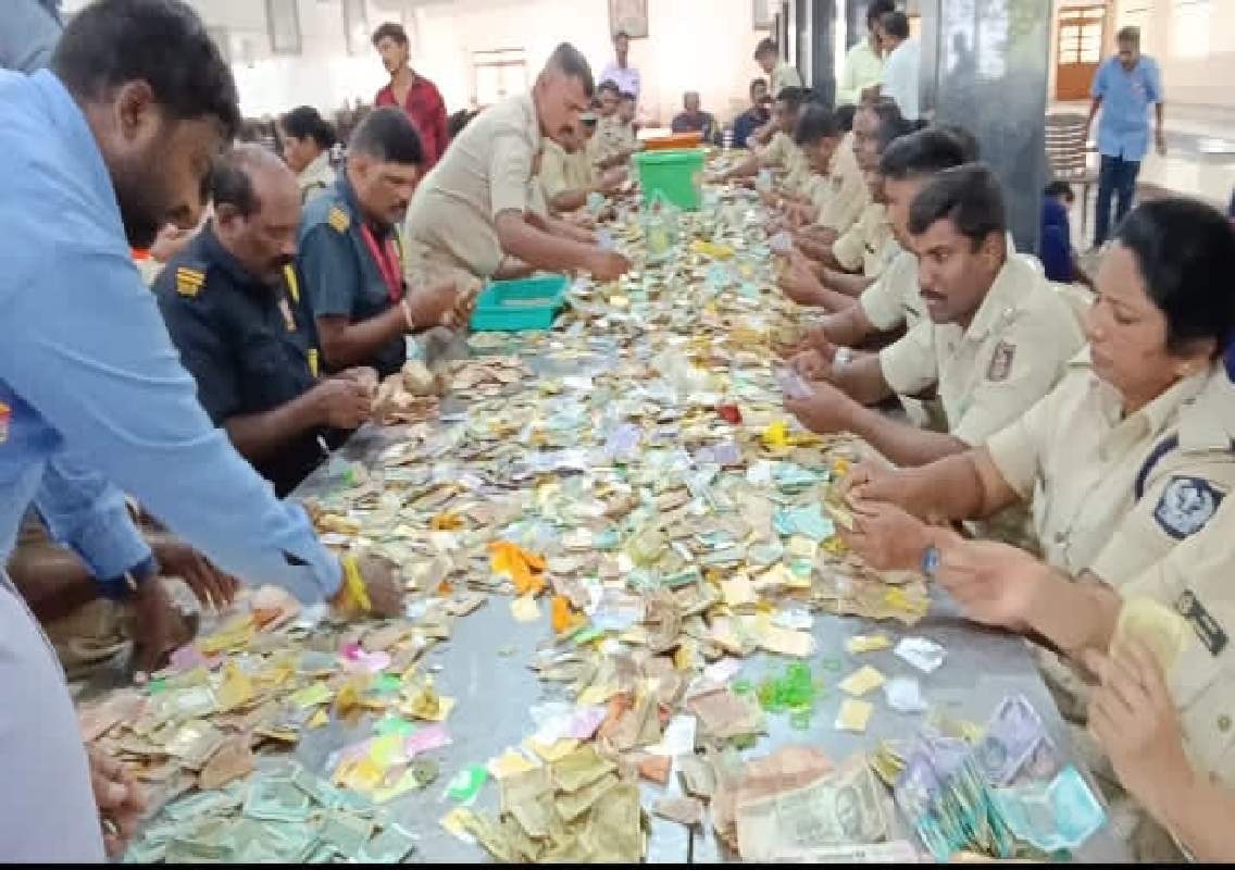 ಶ್ರೀಕಂಠೇಶ್ವರನ ಹುಂಡಿಗೆ ಭಕ್ತರ ಕಾಣಿಕೆ; 28 ದಿನಕ್ಕೆ 99.04 ಲಕ್ಷ ಸಂಗ್ರಹ - News Karnataka