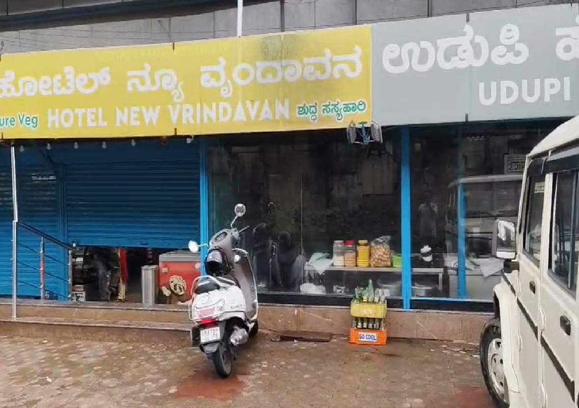ಜಿರಳೆ ಇದೆಯೆಂದು ತೊಕ್ಕೊಟ್ಟಿನ ಹೊಟೇಲಿಗೆ ಆಹಾರ ಇಲಾಖೆ ಅಧಿಕಾರಿಗಳ ದಾಳಿ; ಅಡುಗೆ ಕೋಣೆಯಲ್ಲಿ ಜಿರಳೆಗಾಗಿ ಹುಡುಕಾಟ! - News Karnataka