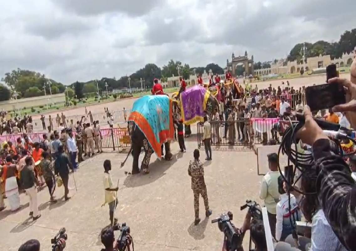 ಮೊದಲ ಆನೆಗಳ ತಂಡಕ್ಕೆ ಸ್ವಾಗತದ ವೇಳೆ ಸಿಟ್ಟಿಗೆದ್ದ ದಸರಾ ಆನೆ ‘ಶ್ರೀರಾಮ’ - News Karnataka