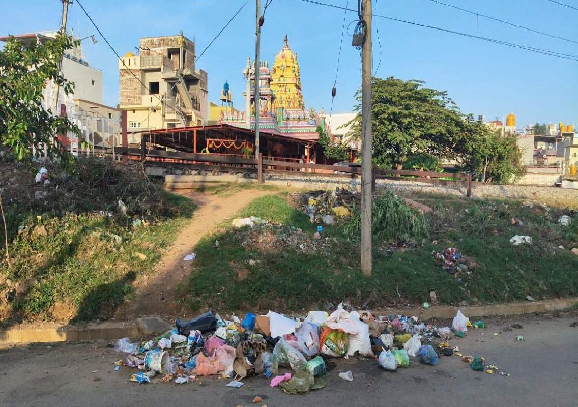 ಸಾರ್ವಜನಿಕರ ಆಶ್ರಯ ತಾಣವಾದ ಕಸದ ರಾಶಿ ಸ್ಥಳ, ಪಾಲಿಕೆ ಅಧಿಕಾರಿಗಳ ಉತ್ತಮ ಕಾರ್ಯ! - News Karnataka
