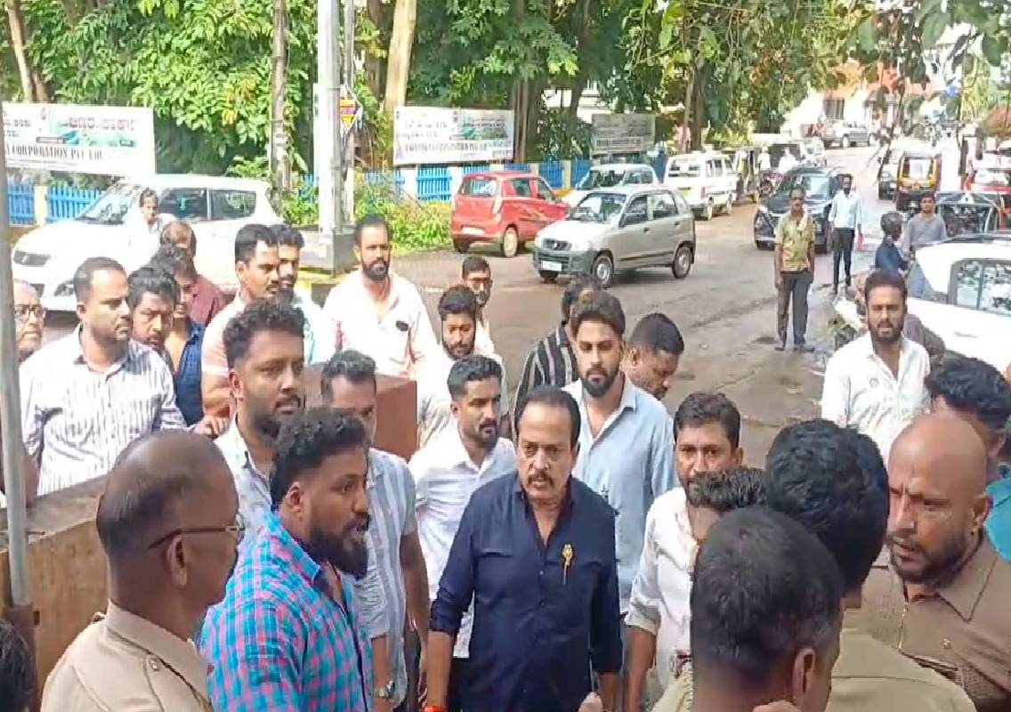 ಪುತ್ತೂರು ಕಾಂಗ್ರೆಸ್ನಲ್ಲಿ ಹೈಡ್ರಾಮಾ: ಶಾಸಕ ಅಶೋಕ್ ರೈ ವಿರುದ್ಧ ಆರೋಪ; ಬೆಂಬಲಿಗರಿಂದ ಹಕೀಂ ಕೂರ್ನಡ್ಕಗೆ ಘೇರಾವ್! - News Karnataka
