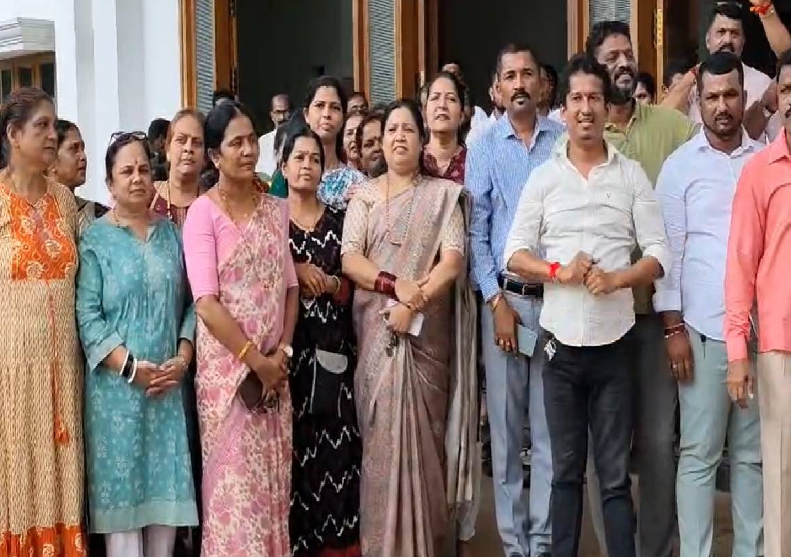 ಸ್ಟಿಕರ್ ಅಂಟಿಸುವ ಸವಾಲಿಗೆ ಬಿಜೆಪಿ ತಿರುಗೇಟು; ಸುನಿಲ್ ಕುಮಾರ್ ಕಚೇರಿ ಎದುರು ನೂರಾರು ಕಾರ್ಯಕರ್ತರ ಜಮಾವಣೆ - News Karnataka