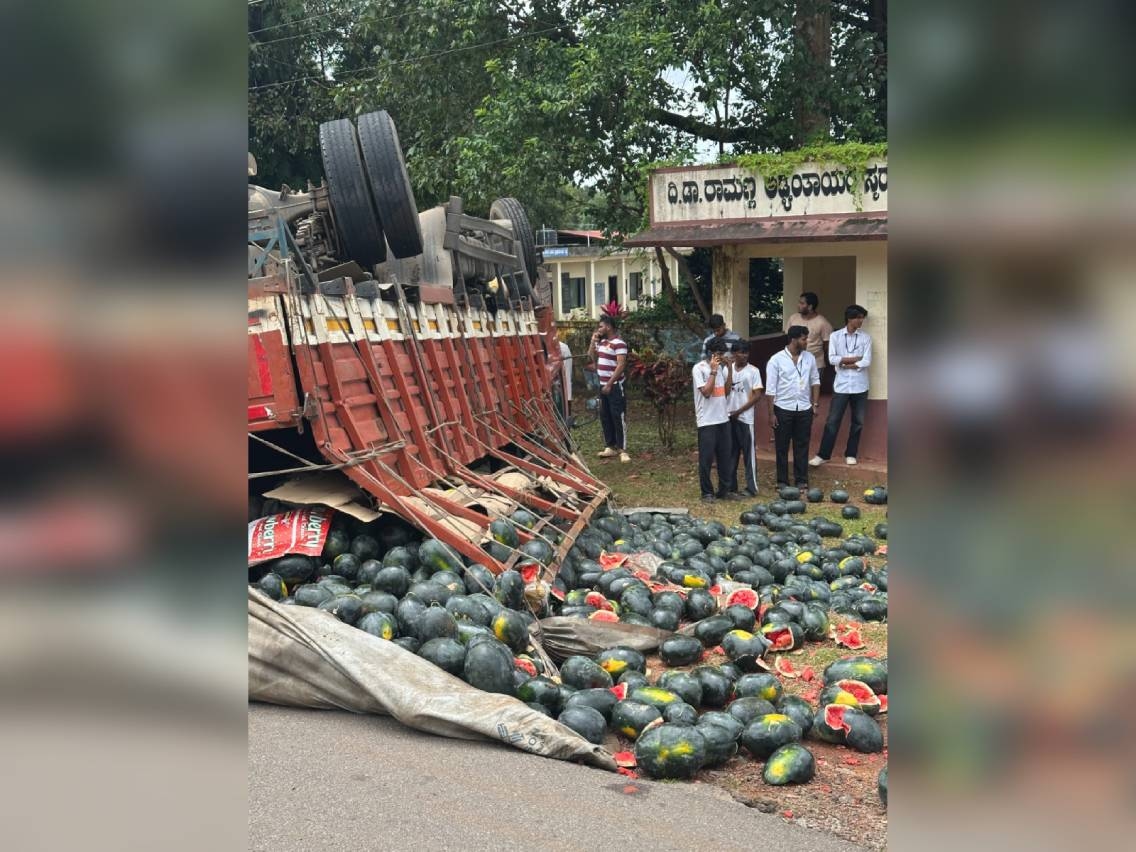ನಿಟ್ಟೆ: ಆಲ್ಟೋ ಕಾರಿಗೆ ಡಿಕ್ಕಿ ಹೊಡೆದು ಮಗುಚಿಬಿದ್ದ ಕಲ್ಲಂಗಡಿ ಸಾಗಾಟದ ಲಾರಿ - News Karnataka