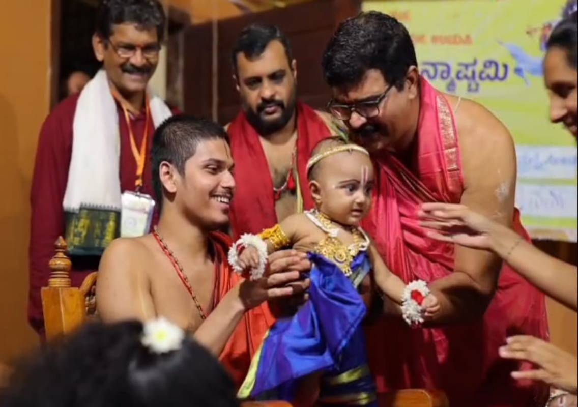 ಮುದ್ದುಕೃಷ್ಣರ ಲೀಲೋತ್ಸವ ಕಣ್ತುಂಬಿಕೊಂಡ ಶಿರೂರು ಶ್ರೀಗಳು - News Karnataka
