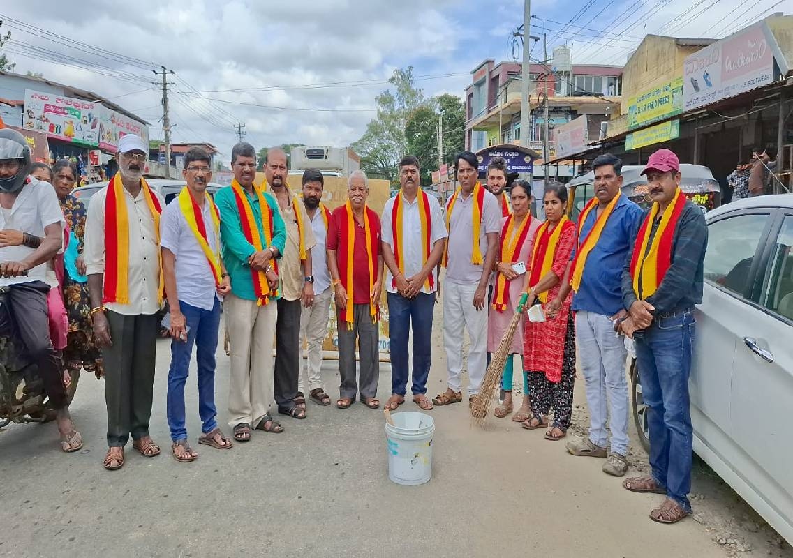 ಸರಣಿ ಅಪಘಾತಗಳಿಗೆ ಬ್ರೇಕ್ ಹಾಕಲು ರಸ್ತೆಗಿಳಿದ ಕರವೇ ಸ್ವಾಭಿಮಾನಿ ಸೇನೆ ಮೈಸೂರು! - News Karnataka
