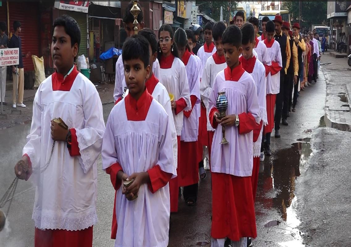 ದಕ್ಷಿಣ ಕನ್ನಡದಲ್ಲಿ ಸಂಭ್ರಮದ ‘ಮೊಂತಿ ಫೆಸ್ಟ್’: ಮಾತೆ ಮರಿಯಮ್ಮನ ಜನ್ಮದಿನದೊಂದಿಗೆ ‘ತೆನೆ ಹಬ್ಬ’ ಆಚರಿಸಿದ ಕ್ರೈಸ್ತ ಬಾಂಧವರು! - News Karnataka