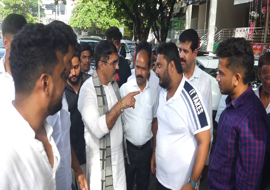 ದ.ಕ ಜಿಲ್ಲೆಯ ನೂತನ ಕಾಂಗ್ರೆಸ್ ಅಧ್ಯಕ್ಷರಾಗಿ ಪದ್ಮರಾಜ್ ಪೂಜಾರಿ ಆಯ್ಕೆ; ಪಟಾಕಿ ಸಿಡಿಸಿ, ಸಿಹಿ ಹಂಚಿ ಸಂಭ್ರಮಾಚರಣೆ! - News Karnataka