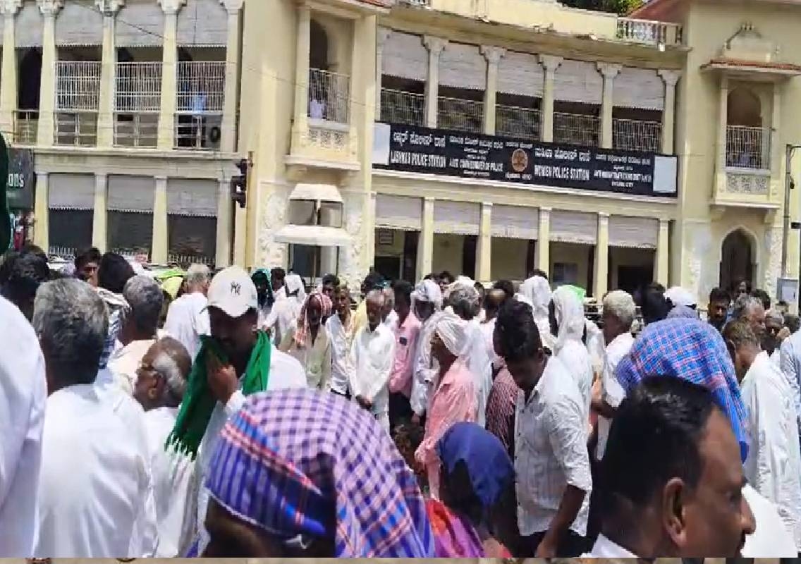 ಮೈಸೂರು: MDCC ಬ್ಯಾಂಕ್ ಮುಂದೆ ಹುಣಸೂರು ರೈತರ ಪ್ರತಿಭಟನೆ! - News Karnataka