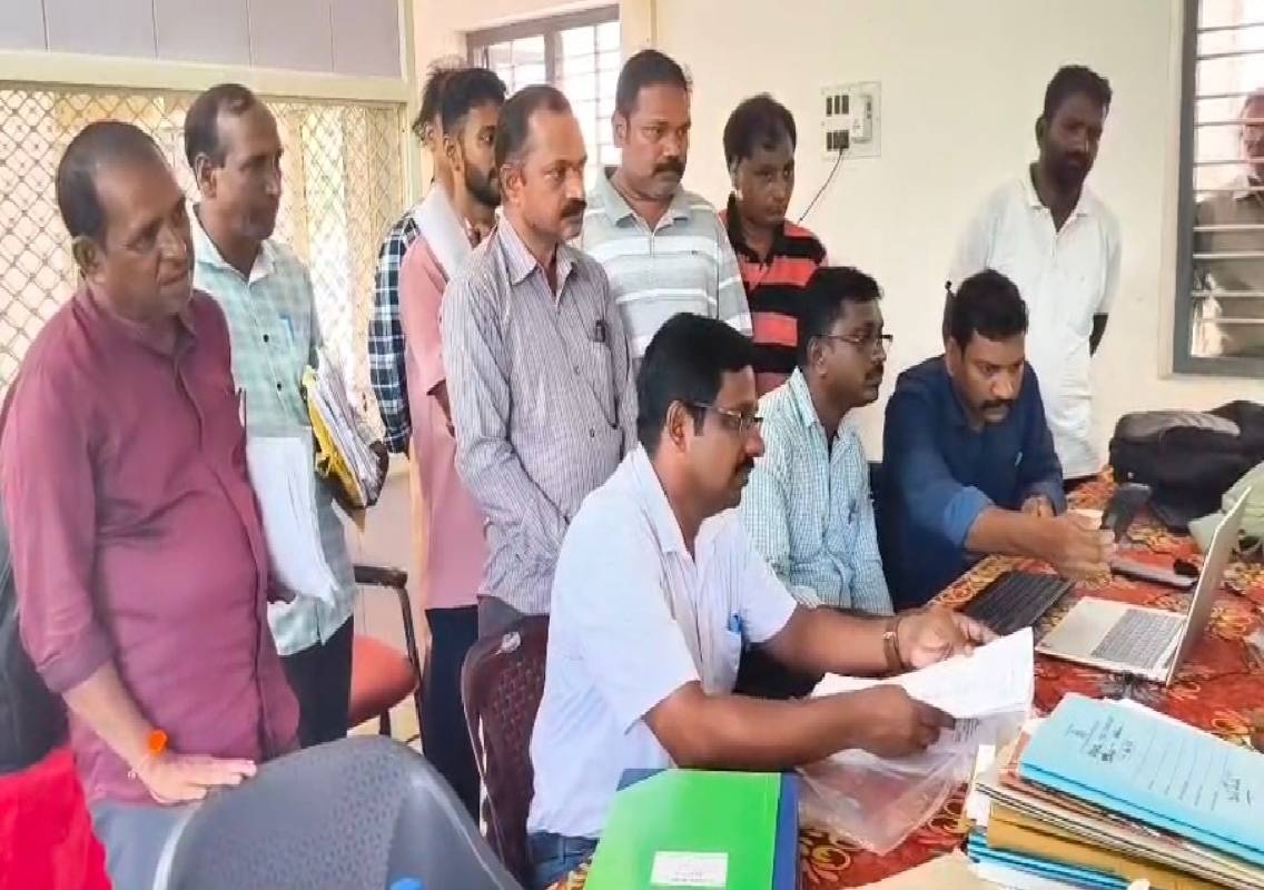 ಕುಂದಾಪುರ ತಾಲೂಕಿನ ಬೇಳೂರು ಗ್ರಾ.ಪಂ.ಗೆ ಲೋಕಾಯುಕ್ತ ದಾಳಿ – ಕಡತಗಳ ಪರಿಶೀಲನೆ - News Karnataka