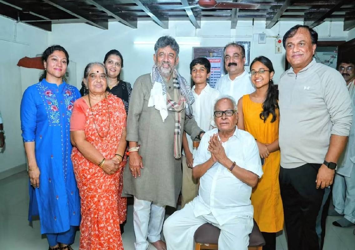 ಕಾಂಗ್ರೆಸ್ ಹಿರಿಯ ಮುಖಂಡ ಬಿ. ಜನಾರ್ದನ ಪೂಜಾರಿ ನಿವಾಸಕ್ಕೆ ಮುಖ್ಯಮಂತ್ರಿ ಡಿ.ಕೆ. ಶಿವಕುಮಾರ್ ಭೇಟಿ! - News Karnataka