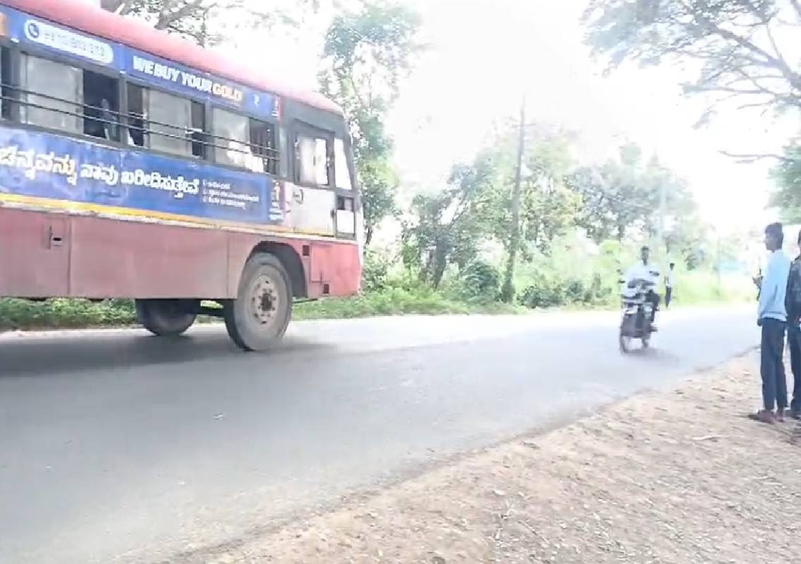 ಶಾಸಕರ ಮಾತಿಗೂ ಕಿಮ್ಮತ್ತಿಲ್ಲ; ನಿಲ್ಲದ ಸಾರಿಗೆ ಬಸ್ಗಳು; ಬಸ್ ನಿಲುಗಡೆಗೆ ಆಗ್ರಹಿಸಿ ವಿದ್ಯಾರ್ಥಿಗಳ ಆಕ್ರೋಶ - News Karnataka